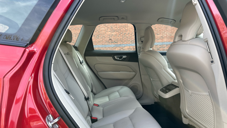 Volvo XC60 2.0 B5P Plus Dark 5dr AWD Geartronic Petrol Estate